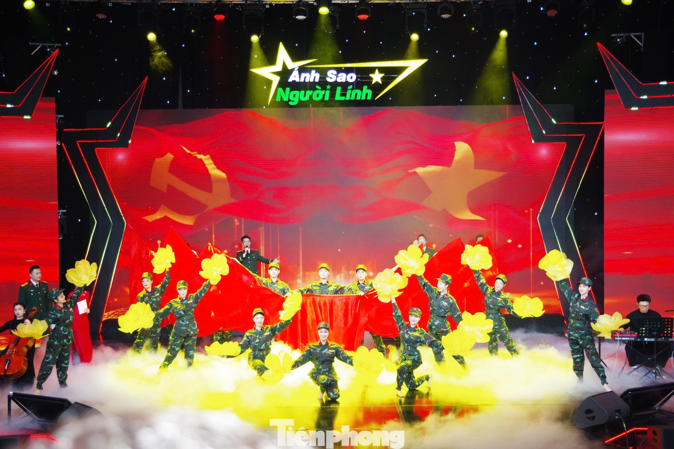 Ca khúc "Chúng tôi Bộ đội Cụ Hồ", sáng tác: Trần Quốc Đạt, do tập thể nghệ sĩ, diễn viên và vũ đoàn biểu diễn.