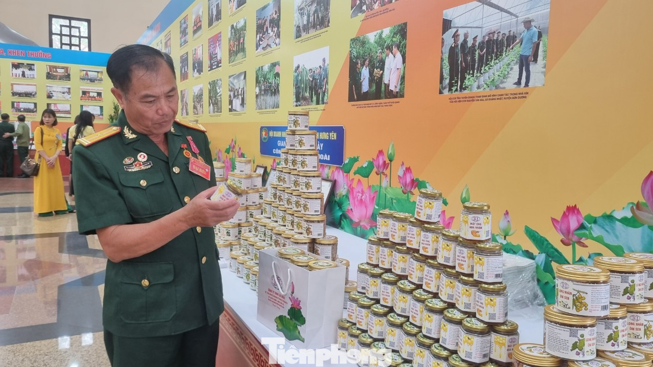 Các sản phẩm của doanh nghiệp CCB làm chủ trưng bày tại chương trình giao lưu.