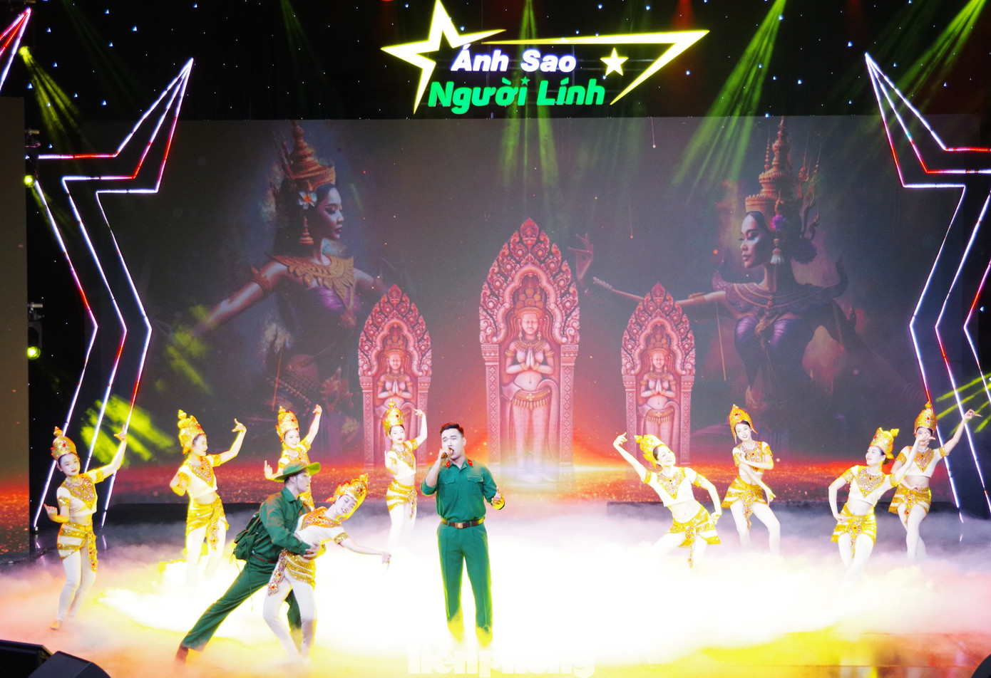 Ca khúc "Người lính tình nguyện và điệu múa Apsara", sáng tác: Minh Quang, do ca sĩ Thanh Yên thể hiện.