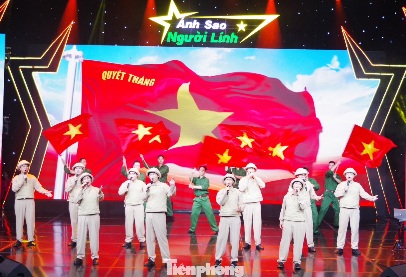 Các ca sĩ trình bày ca khúc "Đoàn vệ quốc quân", sáng tác: Phan Huỳnh Điểu.