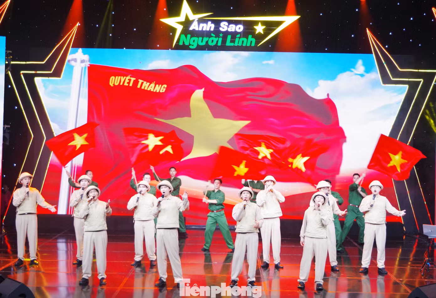 Các ca sĩ trình bày ca khúc "Đoàn vệ quốc quân", sáng tác: Phan Huỳnh Điểu.
