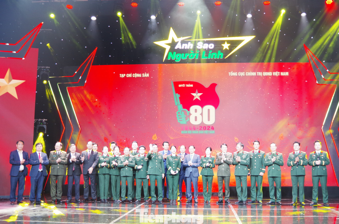 Đại tướng Phan Văn Giang, Đại tướng Lương Tam Quang, Thượng tướng Trịnh Văn Quyết; cùng Phó Thủ tướng, Bộ trưởng Bộ Ngoại giao Bùi Thanh Sơn, Phó Chủ tịch Quốc hội Trần Quang Phương và các đại biểu chúc mừng Ban Tổ chức chương trình và các nghệ sĩ.