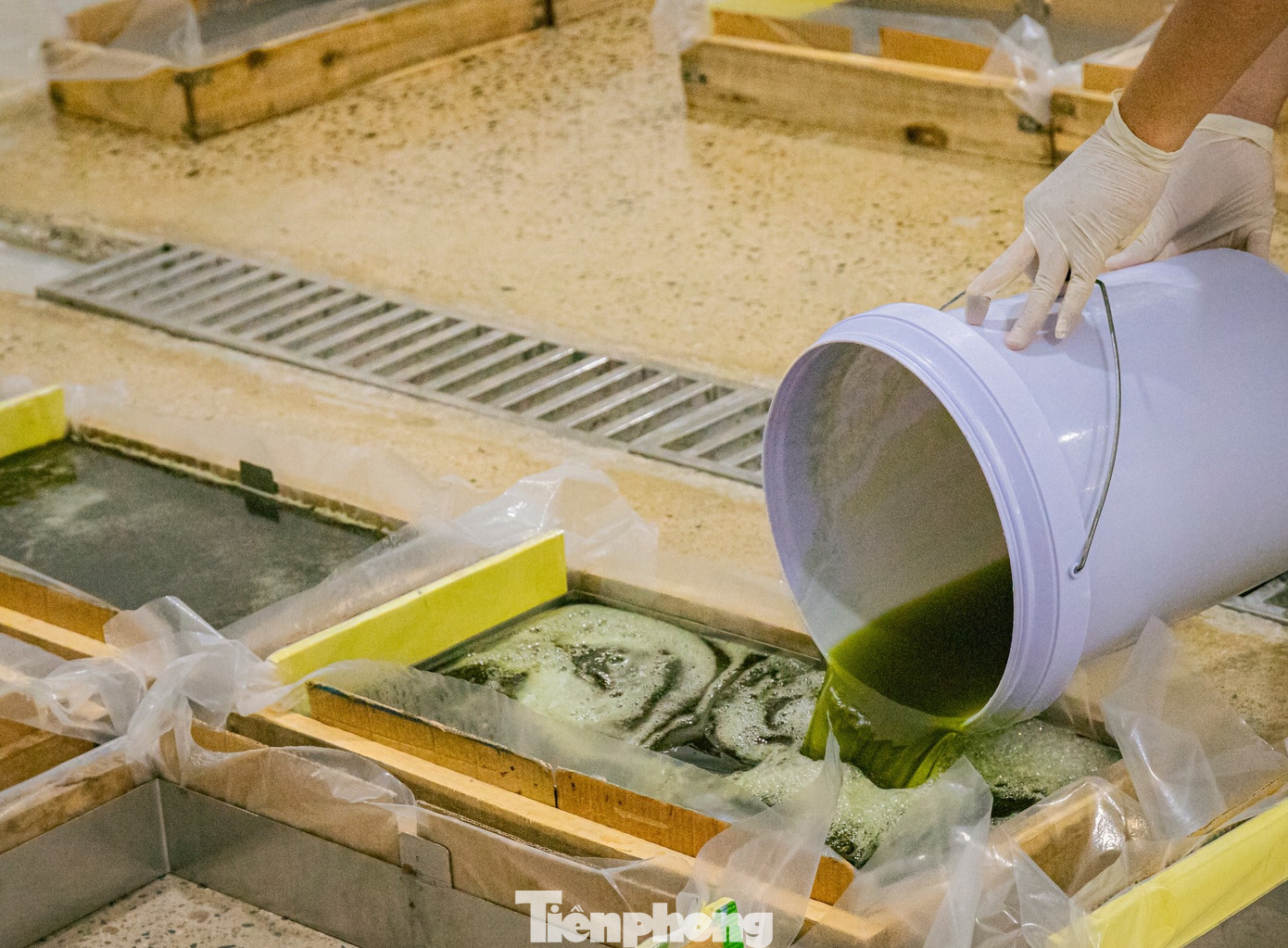Thảo dược khi chiết xuất xong được cho vào khuôn đóng bánh.