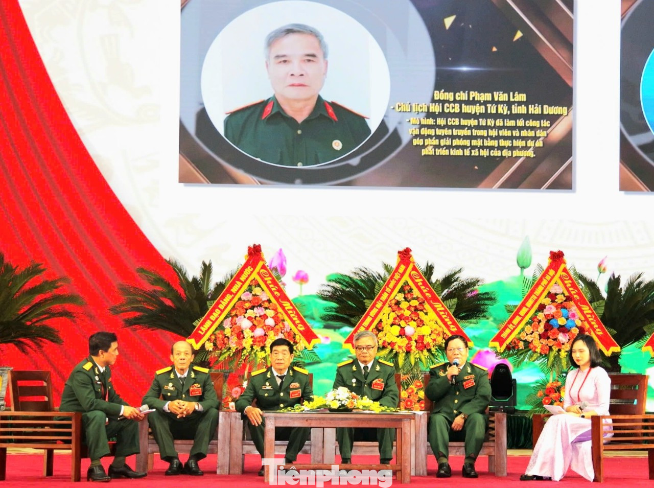 Giao lưu với các CCB là điển hình tiên tiến.