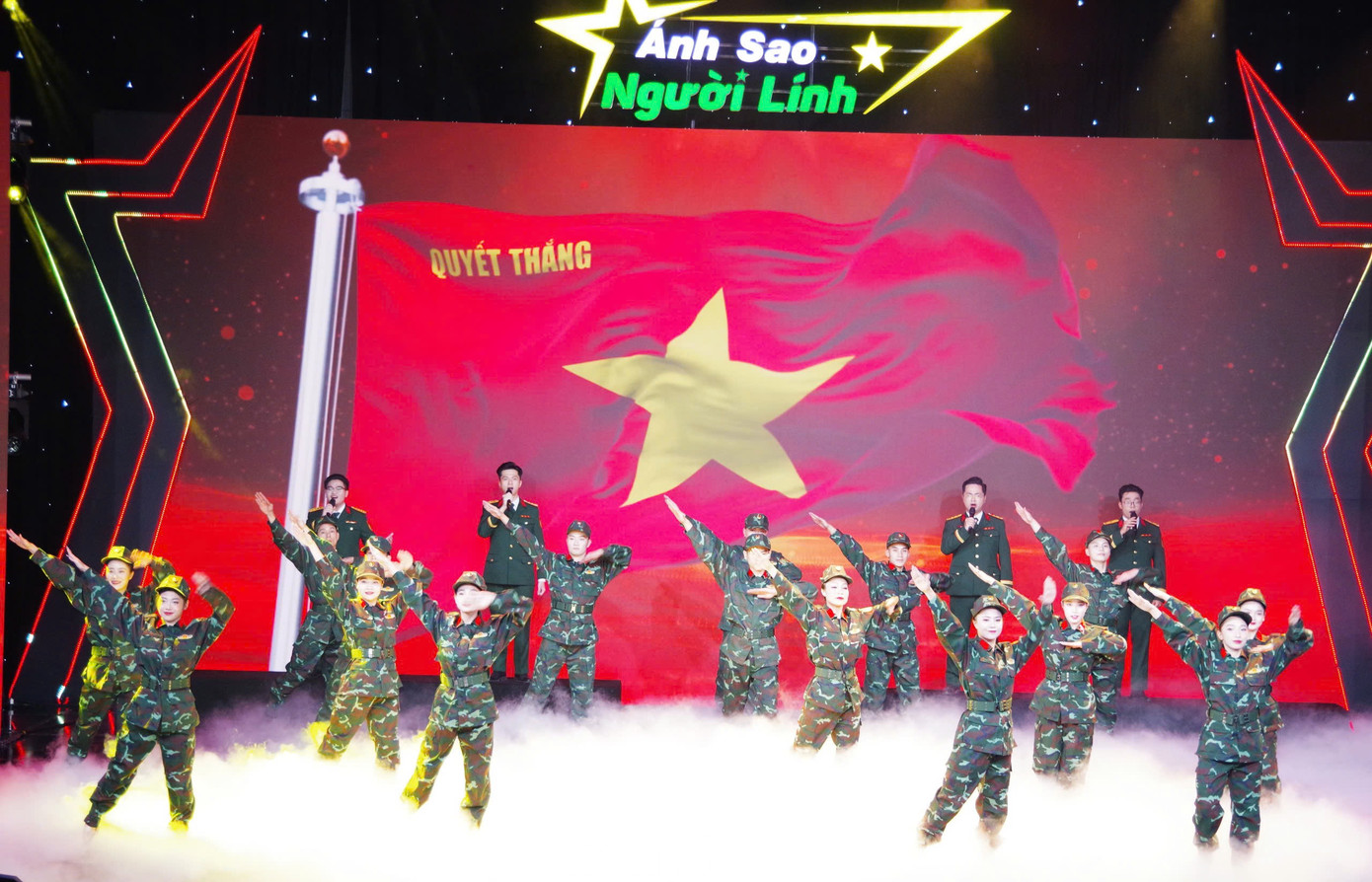 Ca khúc "Chẳng kẻ thù nào ngăn nổi bước ta đi", sáng tác: Thanh Phúc, do tốp ca nam nữ và vũ đoàn biểu diễn.