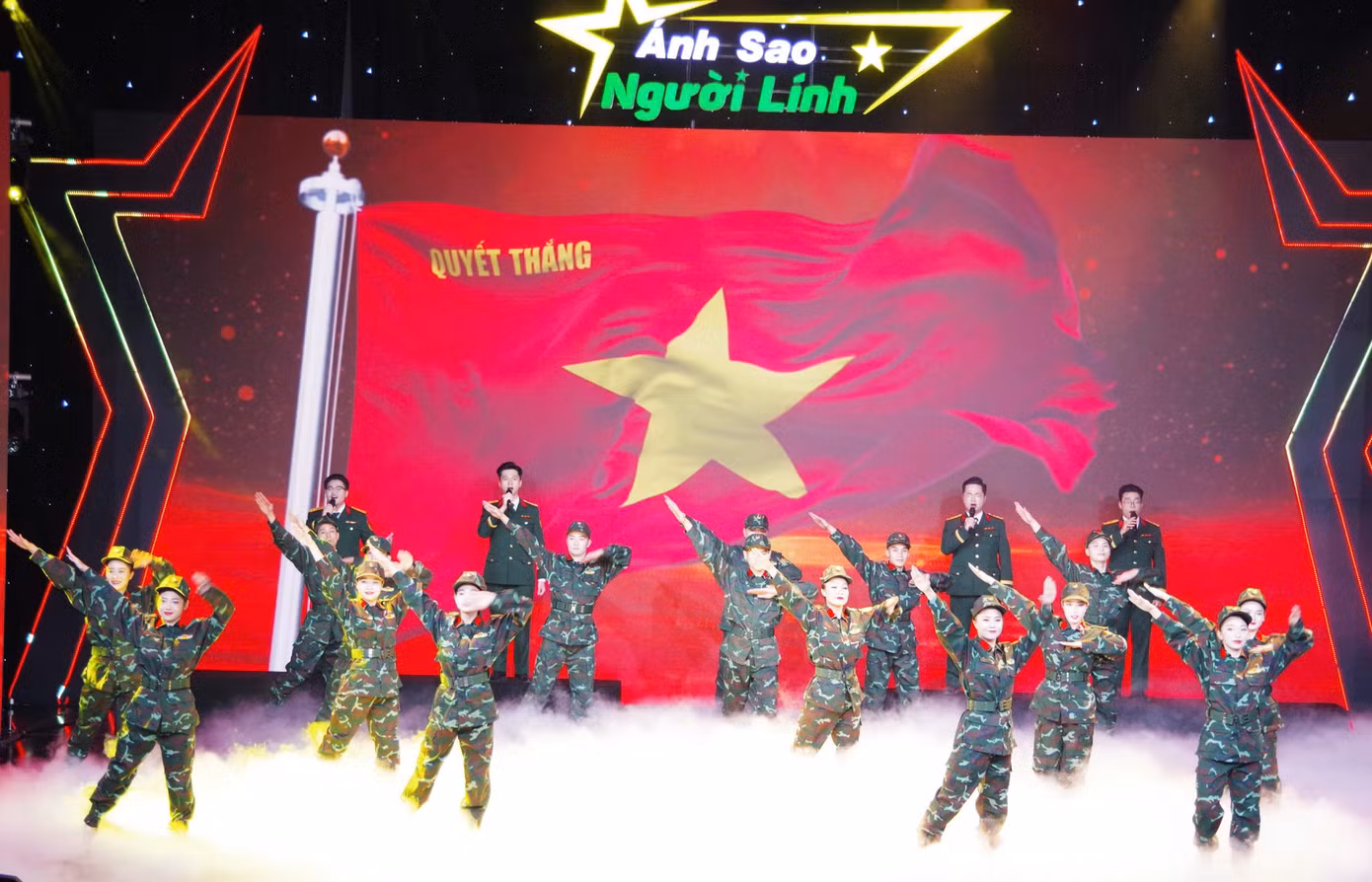 Ca khúc "Chẳng kẻ thù nào ngăn nổi bước ta đi", sáng tác: Thanh Phúc, do tốp ca nam nữ và vũ đoàn biểu diễn.