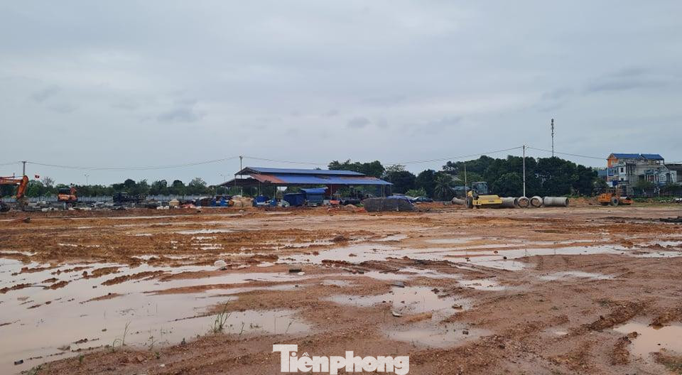 Trong quy định mới về tách thửa, UBND tỉnh Thái Nguyên yêu cầu sau khi tách, số thửa hình thành lớn hơn 3 thửa đất, có phát sinh thêm đường giao thông, kết cấu hạ tầng kỹ thuật, người sử dụng đất phải lập dự án đầu tư xây dựng nhà ở. Trong quy định mới về tách thửa, UBND tỉnh Thái Nguyên yêu cầu sau khi tách, số thửa hình thành lớn hơn 3 thửa đất, có phát sinh thêm đường giao thông, kết cấu hạ tầng kỹ thuật, người sử dụng đất phải lập dự án đầu tư xây dựng nhà ở.