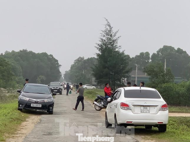 Làng quê Thạch Văn lâu nay vốn bình yên, nhưng khoảng 1 tuần nay mỗi ngày có hàng trăm người kéo nhau về trên tuyến đường này để xem đất. Làng quê Thạch Văn lâu nay vốn bình yên, nhưng khoảng 1 tuần nay mỗi ngày có hàng trăm người kéo nhau về trên tuyến đường này để xem đất.