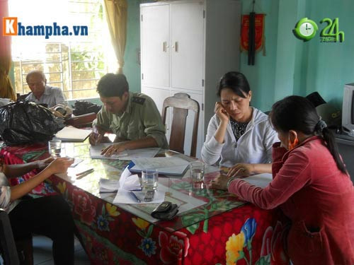 Huỳnh Thị Thúy Diễm, chủ Shop Diễm ký vào biên bản tạm giữ 35 áo dây nịt ngực tại Đội Quản lý thị trường số 1 chiều 26/10. Huỳnh Thị Thúy Diễm, chủ Shop Diễm ký vào biên bản tạm giữ 35 áo dây nịt ngực tại Đội Quản lý thị trường số 1 chiều 26/10