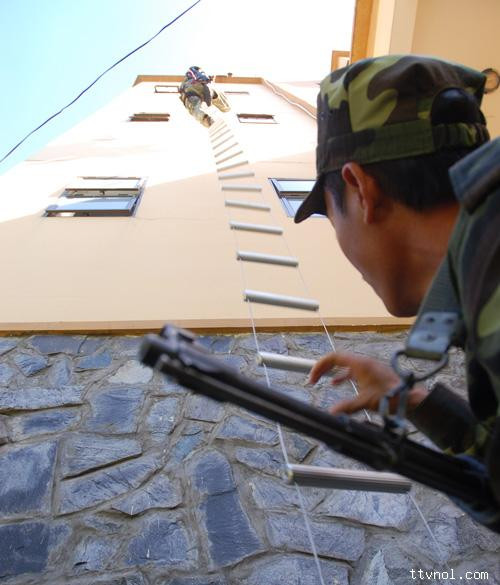 Món leo thang dây này dễ như bỡn ....