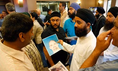 Người dân thị trấn Oak Creek cầm bức ảnh tên Wade Michael Page