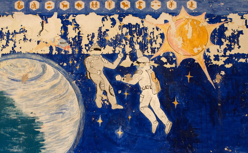 Một bức tường ngoài trời phác họa hình ảnh Liên Xô sử dung các loại vũ khí nguyên tử, vẫn còn giữ được màu sắc