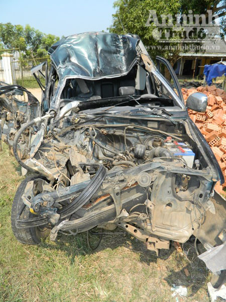 Ô tô 7 chỗ ngồi bị bẹp nát nửa phần đầu xe