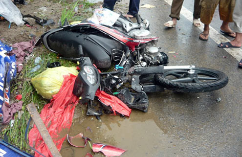 Một trong số 5 xe máy bị tông bẹp dúm. Đồ đạc các nạn nhân mang theo cũng văng tứ tung. Ảnh: Văn Định. 