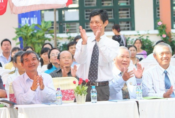 Thầy Lâm Triều Nghi tại lễ kỉ niệm 50 năm thành lập trường THPT Nguyễn Hữu Huân, nơi thầy từng làm hiệu trưởng. Ảnh: Nguyenhuuhuan.org