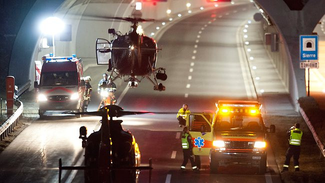 Trực thăng được huy động vào đường hầm để chuyển nạn nhân ra ngoài. Ảnh: Daily Telegraph. Trực thăng được huy động vào đường hầm để chuyển nạn nhân ra ngoài. Ảnh: Daily Telegraph