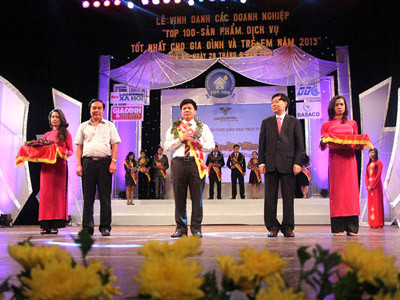 Ông Nguyễn Ngọc Thuỷ - Tổng Giám đốc Egame nhận Giải thưởng Top 100 Sản phẩm, dịch vụ tốt nhất cho gia đình và trẻ em năm 2013 