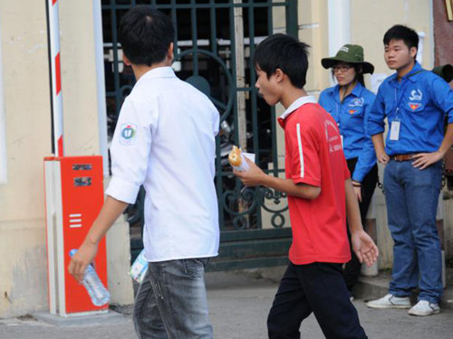 Có em vừa đi vừa gặm bánh mì