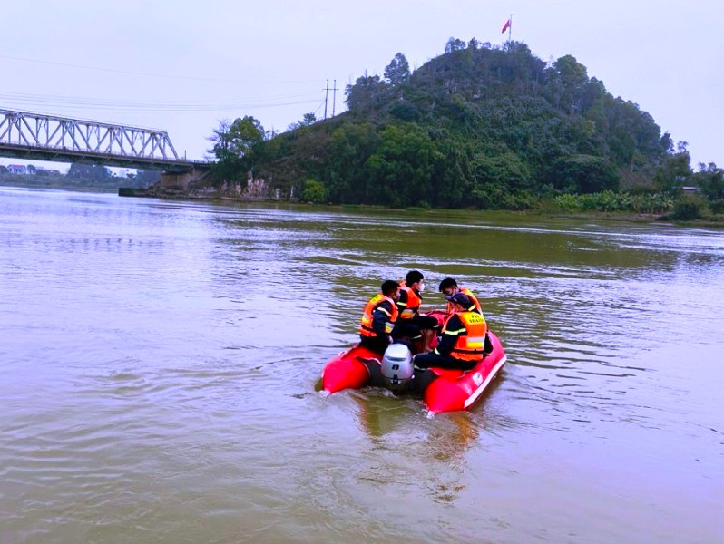 Lực lượng chức năng tìm kiếm thi thể nam thanh niên nhảy cầu Hàm Rồng. Lực lượng chức năng tìm kiếm thi thể nam thanh niên nhảy cầu Hàm Rồng.