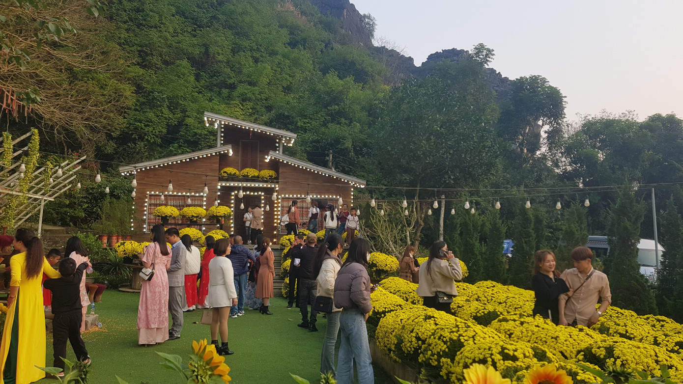 Nhiều khách đến khu du lịch Động Tiên Sơn, phường Hàm Rồng (TP Thanh Hóa) trong những ngày đầu năm.