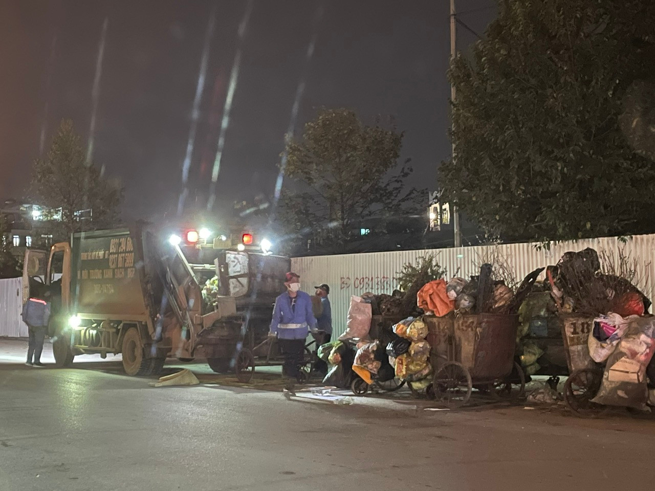 Những công nhân môi trường đang gấp rút hoàn thành khối lượng lớn rác thải, quét dọn vệ sinh các tuyến phố trong đêm. Những công nhân môi trường đang gấp rút hoàn thành khối lượng lớn rác thải, quét dọn vệ sinh các tuyến phố trong đêm.