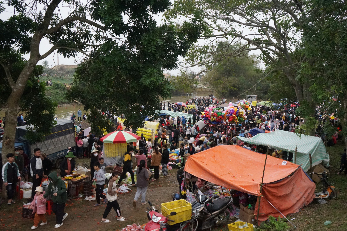 Ngoài việc ném cà chua lấy may, phiên chợ còn là nơi mua bán các loại hàng hóa của người dân địa phương như cà chua, các loại rau củ, trứng, bánh đa… mà theo người dân gọi là “chợ mua may bán rủi”, người bán thì bán đi cái rủi ro, người mua lại mua cái may mắn.