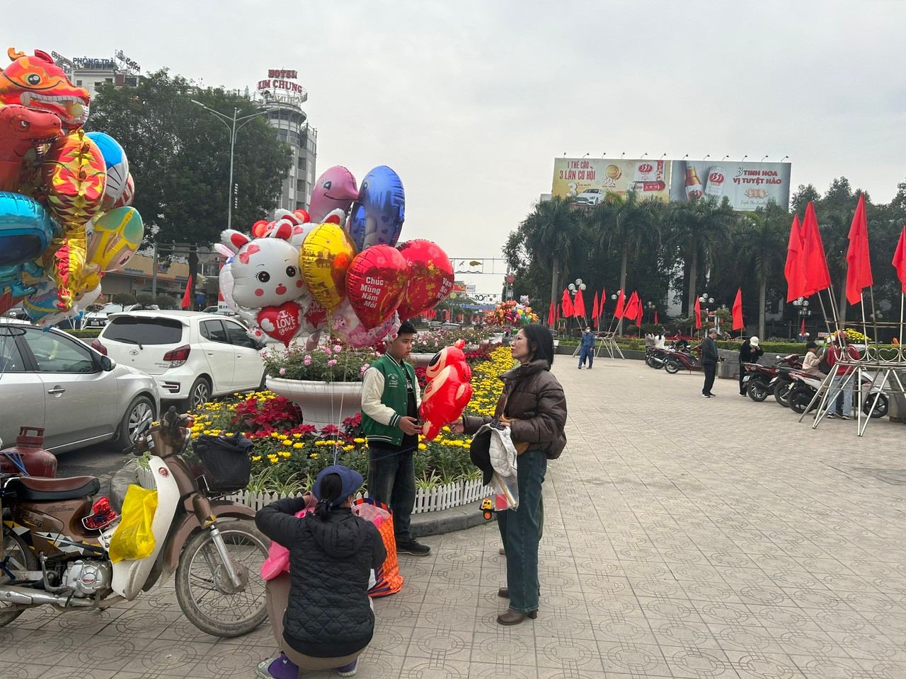 Nhiều gia đình lựa chọn đến khu tượng đài Lê Lợi để vãn cảnh, cho trẻ nhỏ vui chơi trong ngày mùng 1 Tết.