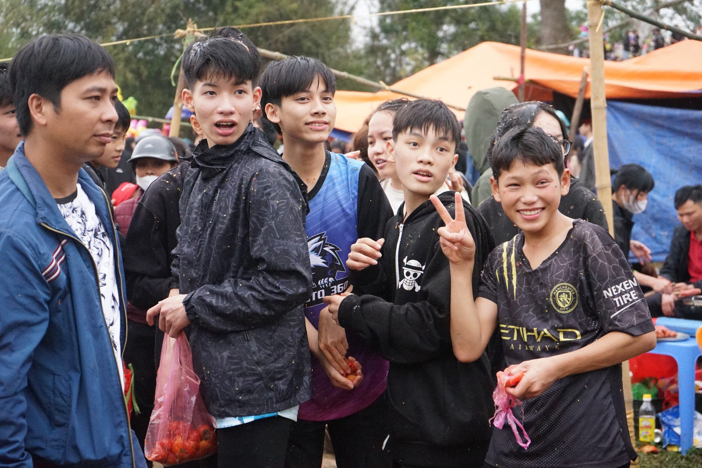 Ngoài ra, ném cà chua còn giúp các chàng trai, cô gái cầu duyên.