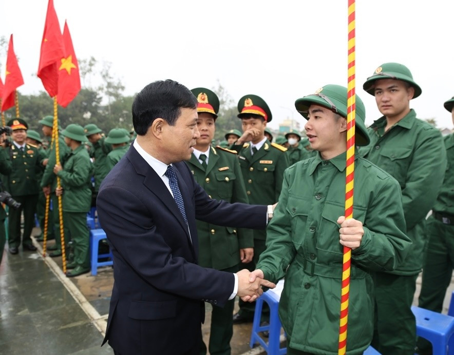 Ông Lại Thế Nguyên - Phó Bí thư Thường trực Tỉnh ủy Thanh Hoá, động viên tân binh lên đường nhập ngũ tại huyện Hoằng Hoá, sáng 26/2. Ông Lại Thế Nguyên - Phó Bí thư Thường trực Tỉnh ủy Thanh Hoá, động viên tân binh lên đường nhập ngũ tại huyện Hoằng Hoá, sáng 26/2.