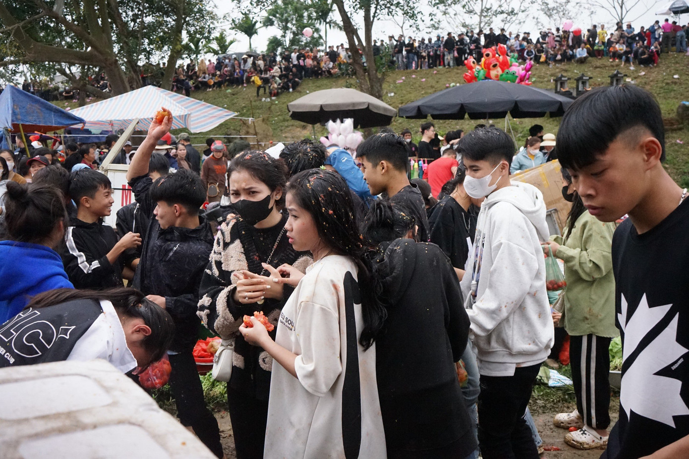 Hạt cà chua dính đầy trên tóc bạn trẻ tới chợ “mua may bán rủi”.