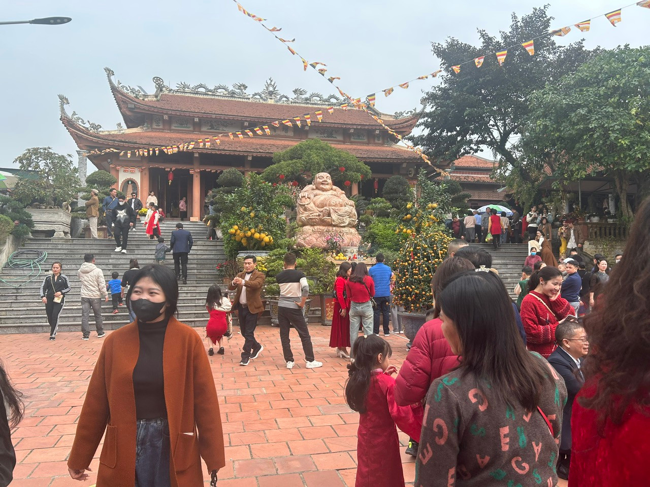 Đông đảo người dân đến chùa Tăng Phúc thắp hương, cầu sức khoẻ, bình an cho năm mới 2024. Ảnh chụp trưa ngày 10/2/2024.