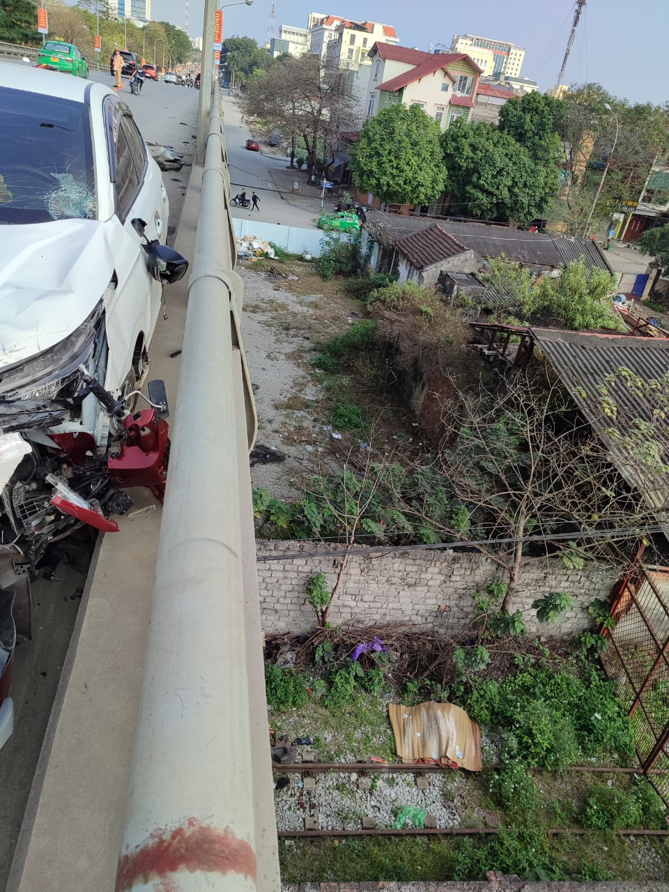 Hai nạn nhân bị văng ra khỏi cầu, tử vong.