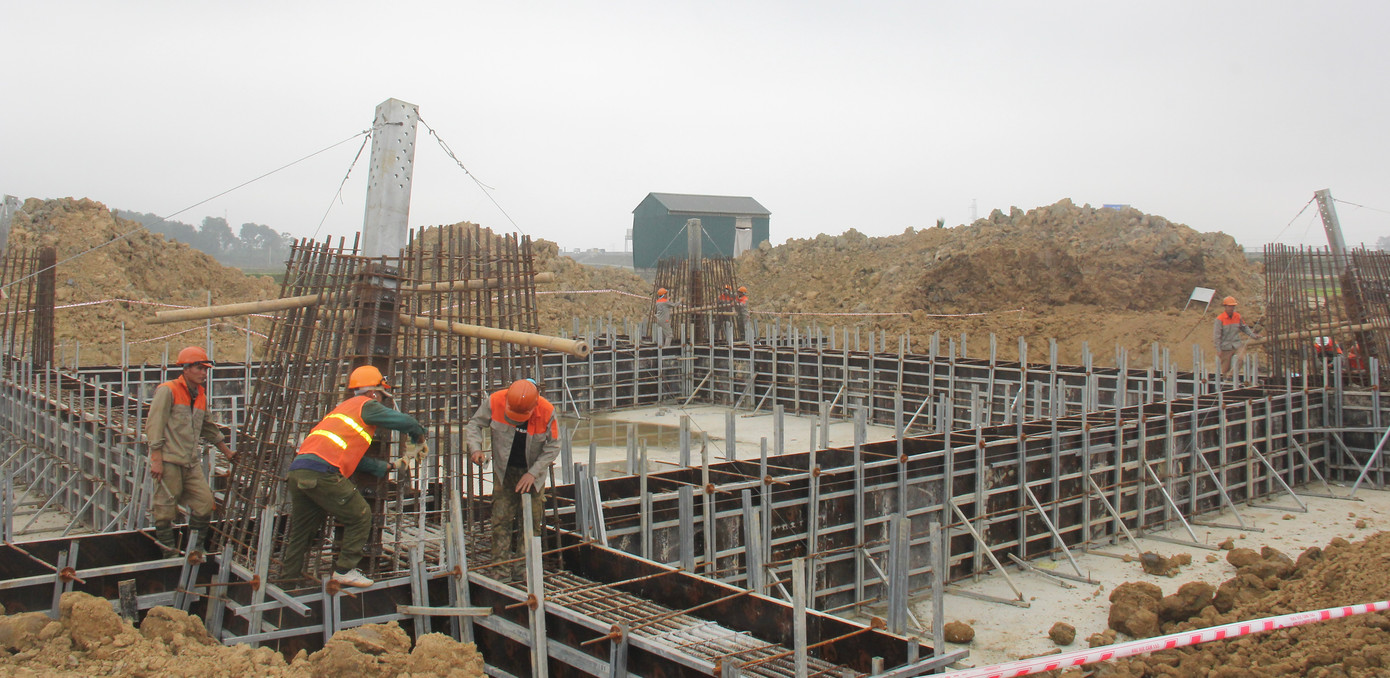 Công nhân Công ty TNHH Phương Hạnh thi công lắp cột thép vị trí cột 151, Dự án đường dây 500kV Nhà máy Nhiệt điện Nam Định I - Thanh Hóa trên địa bàn xã Thiệu Giang (huyện Thiệu Hoá, Thanh Hoá).