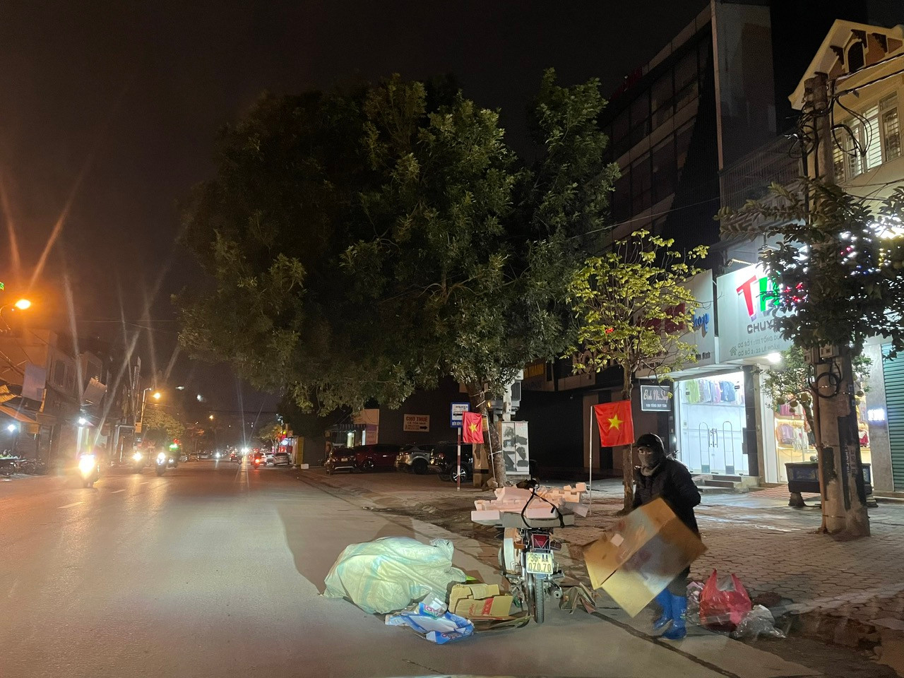 Trên phố Tống Duy Tân (TP Thanh Hoá), một người dân vẫn cần mẫn nhặt phế liệu. Trên phố Tống Duy Tân (TP Thanh Hoá), một người dân vẫn cần mẫn nhặt phế liệu.