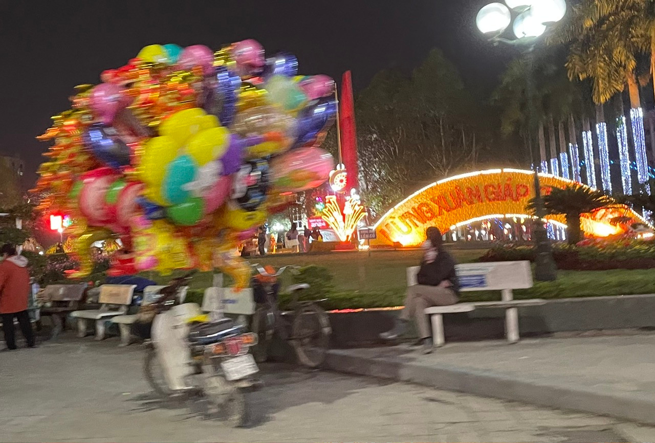 Người bán hàng rong mong chờ khách hàng. Người bán hàng rong mong chờ khách hàng.