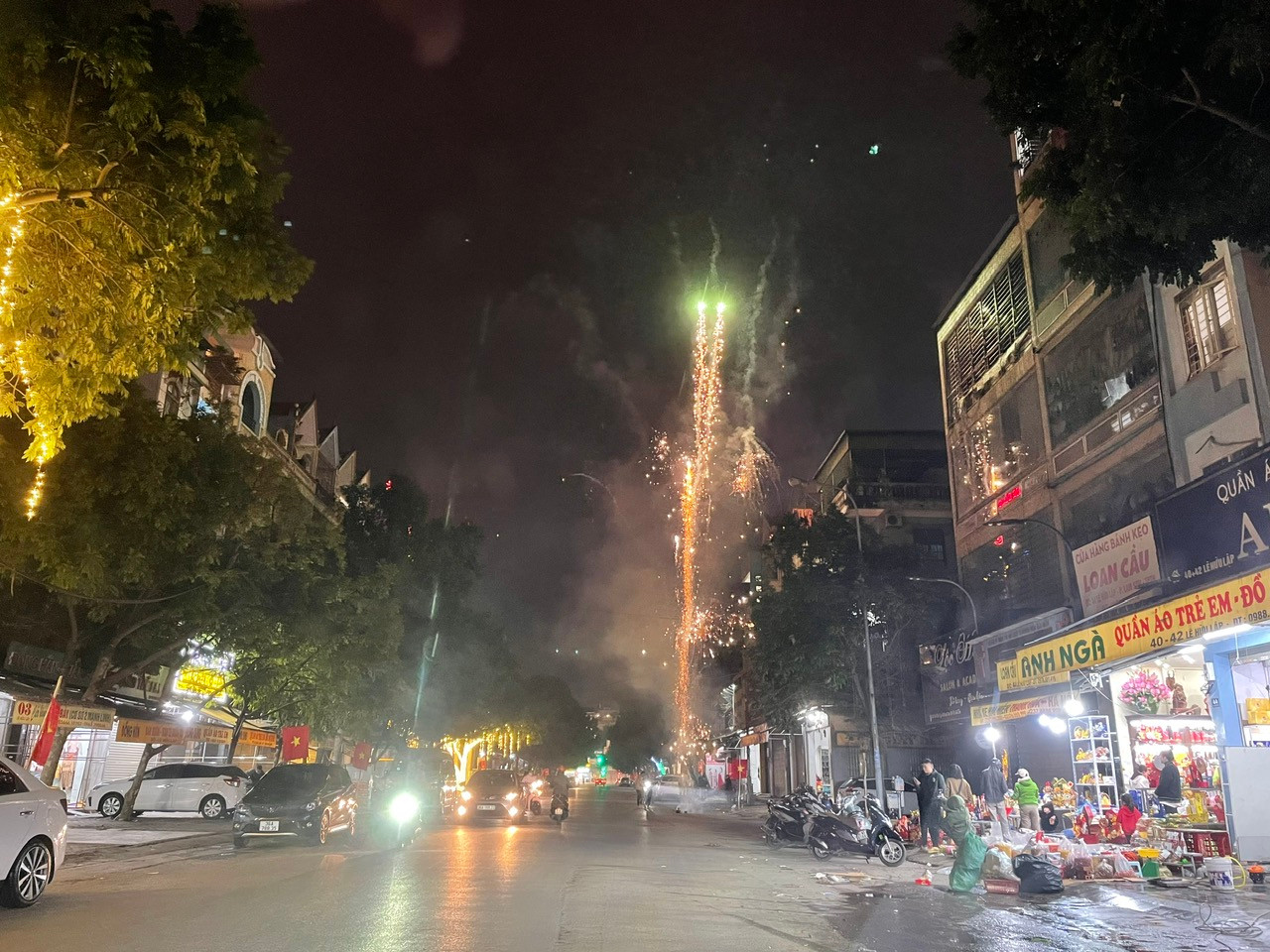 Nhiều nhà bắn pháo hoa sớm, nhiều nơi cửa hàng tạp hoá vẫn mở cửa, phục vụ người dân trên phố Lê Hữu Lập, phường Lam Sơn (TP Thanh Hoá). Nhiều nhà bắn pháo hoa sớm, nhiều nơi cửa hàng tạp hoá vẫn mở cửa, phục vụ người dân trên phố Lê Hữu Lập, phường Lam Sơn (TP Thanh Hoá).