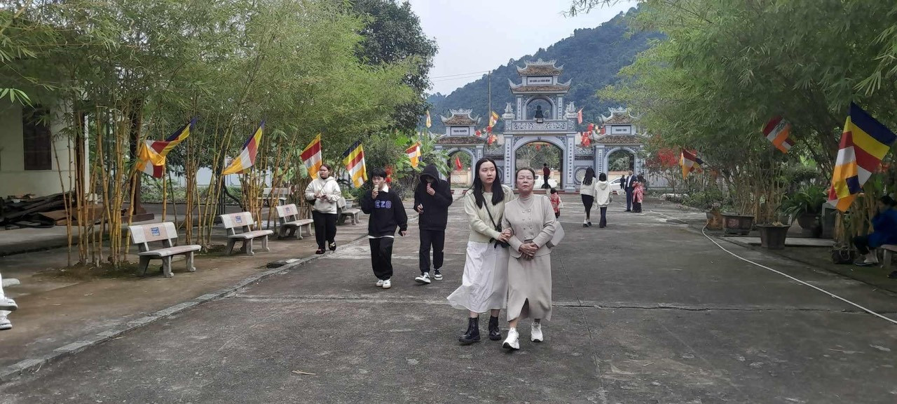 Du khách đến với Đền Cửa Đạt (huyện Thường Xuân) để cầu mong sức khỏe, bình an trong năm 2024.