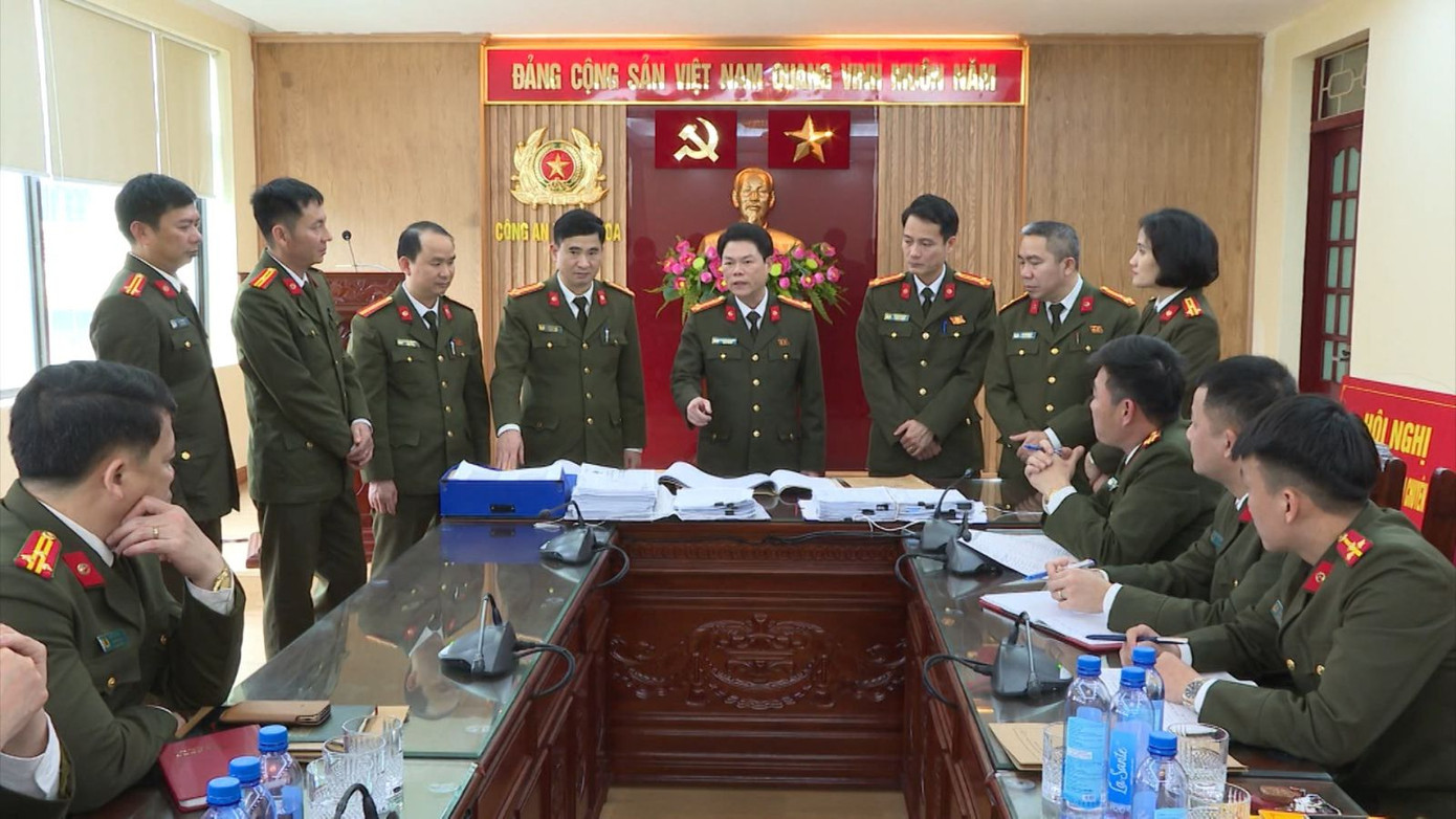 Đại tá Nguyễn Hữu Mạnh, Phó Giám đốc, Thủ trưởng Cơ quan An ninh điều tra Công an tỉnh Thanh Hoá chỉ đạo điều tra vụ án để xử lý nghiêm các đối tượng theo quy định của pháp luật. Đại tá Nguyễn Hữu Mạnh, Phó Giám đốc, Thủ trưởng Cơ quan An ninh điều tra Công an tỉnh Thanh Hoá chỉ đạo điều tra vụ án để xử lý nghiêm các đối tượng theo quy định của pháp luật.