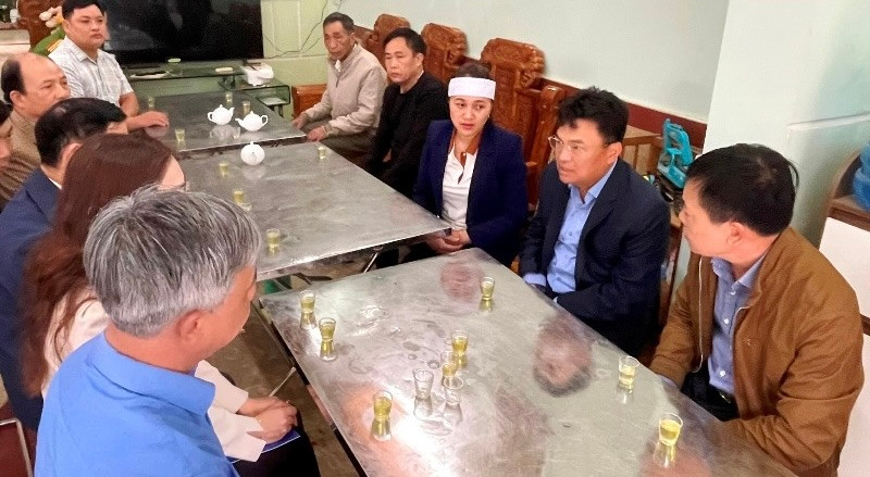 Giám đốc Sở Giao thông - Vận tải, Phó trưởng Ban An toàn giao thông tỉnh Trịnh Huy Triều cùng các thành viên trong đoàn thăm hỏi, động viên người thân các nạn nhân bị tử vong do tai nạn giao thông trên cao tốc Cam Lộ - La Sơn.