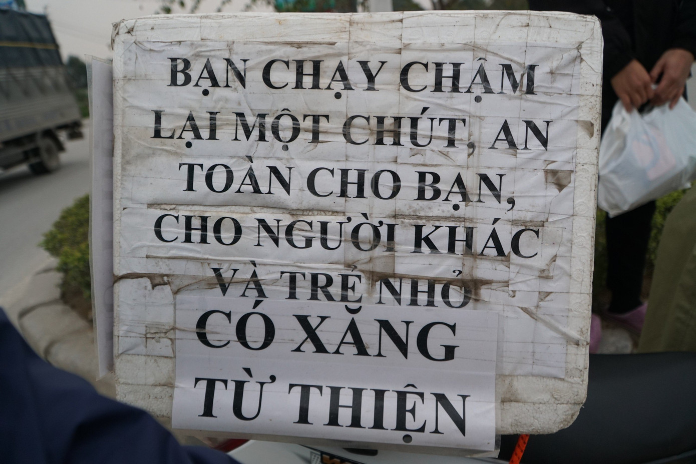 Bản tuyên truyền tham gia giao thông an toàn gắn trên xe máy của anh Hải. Bản tuyên truyền tham gia giao thông an toàn gắn trên xe máy của anh Hải.
