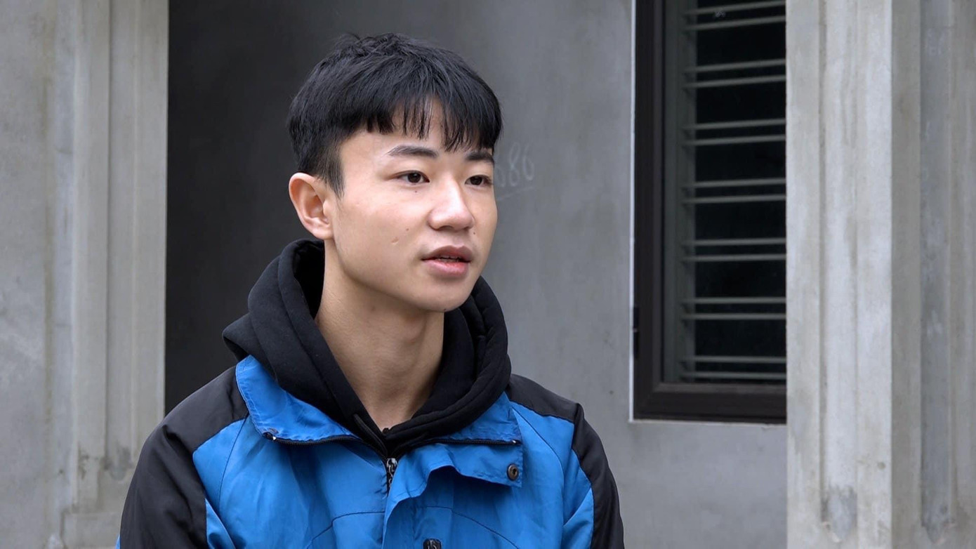 Chàng trai Hoàng Lương Phú viết đơn tình nguyện nhập ngũ.