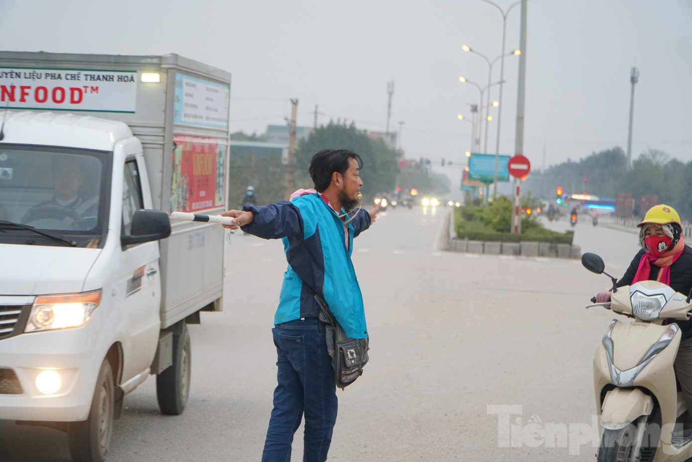 Anh Nguyễn Hữu Hải điều tiết giao thông. Anh Nguyễn Hữu Hải điều tiết giao thông.