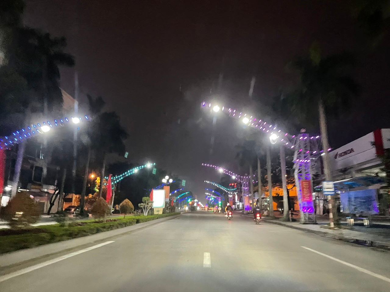 Tuyến đường đại lộ Lê Lợi vắng người lưu thông trên đường. Tuyến đường đại lộ Lê Lợi vắng người lưu thông trên đường.