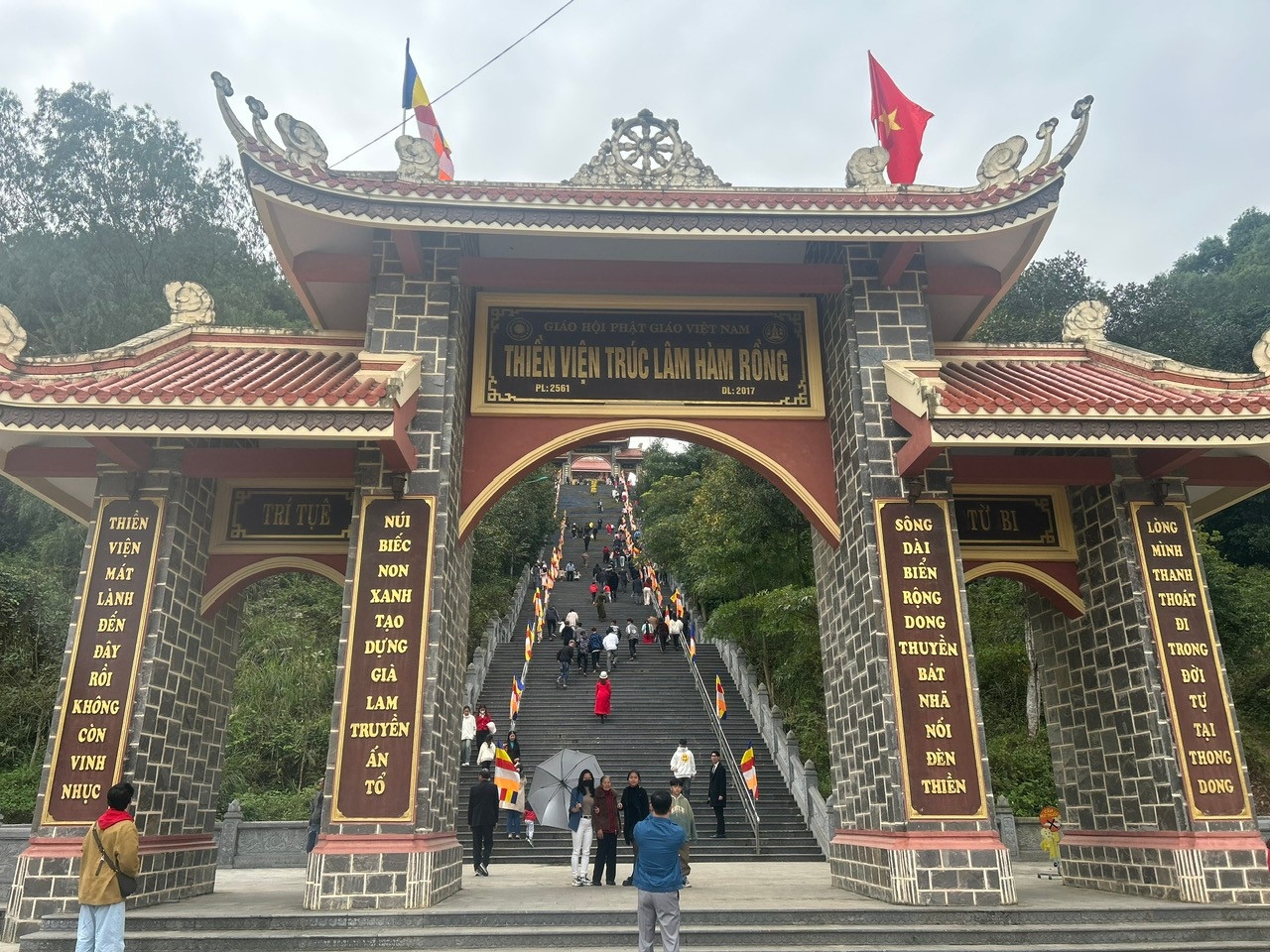 Thiền viện Trúc Lâm, tại phường Hàm Rồng (TP Thanh Hoá) cũng được mọi người lựa chọn là điểm đến cầu bình an trong ngày mùng 1 Tết.