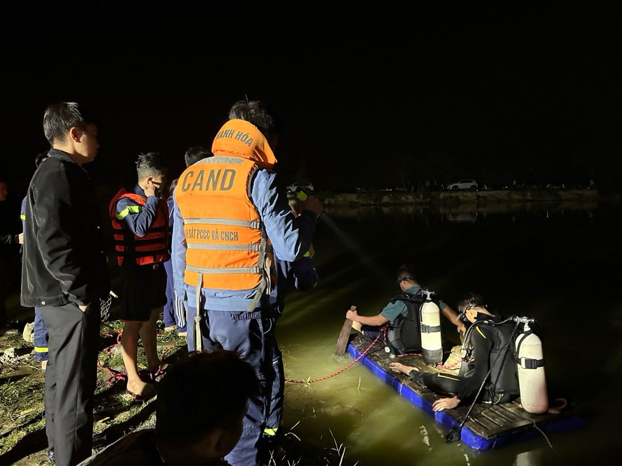 Lực lượng chức năng tìm kiếm nạn nhân trong đêm