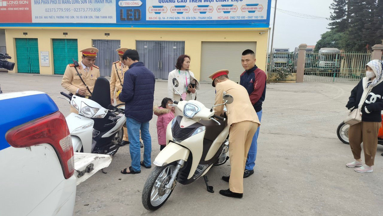 Lực lượng CSGT Thanh Hoá kiểm tra, xử lý các vi phạm vào sáng 10/2 (tức mùng 1 Tết). Lực lượng CSGT Thanh Hoá kiểm tra, xử lý các vi phạm vào sáng 10/2 (tức mùng 1 Tết).