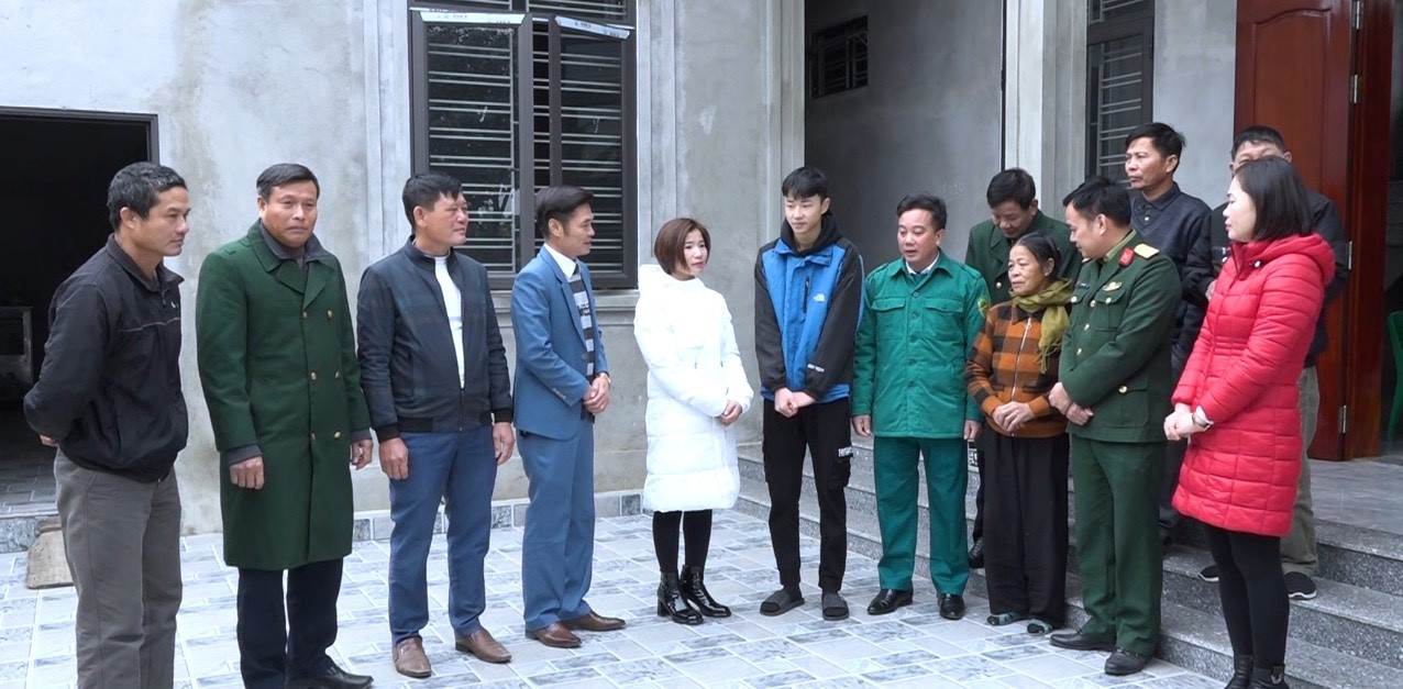 Cấp ủy, chính quyền địa phương động viên thanh niên Hoàng Lương Phú trước khi lên đường nhập ngũ.