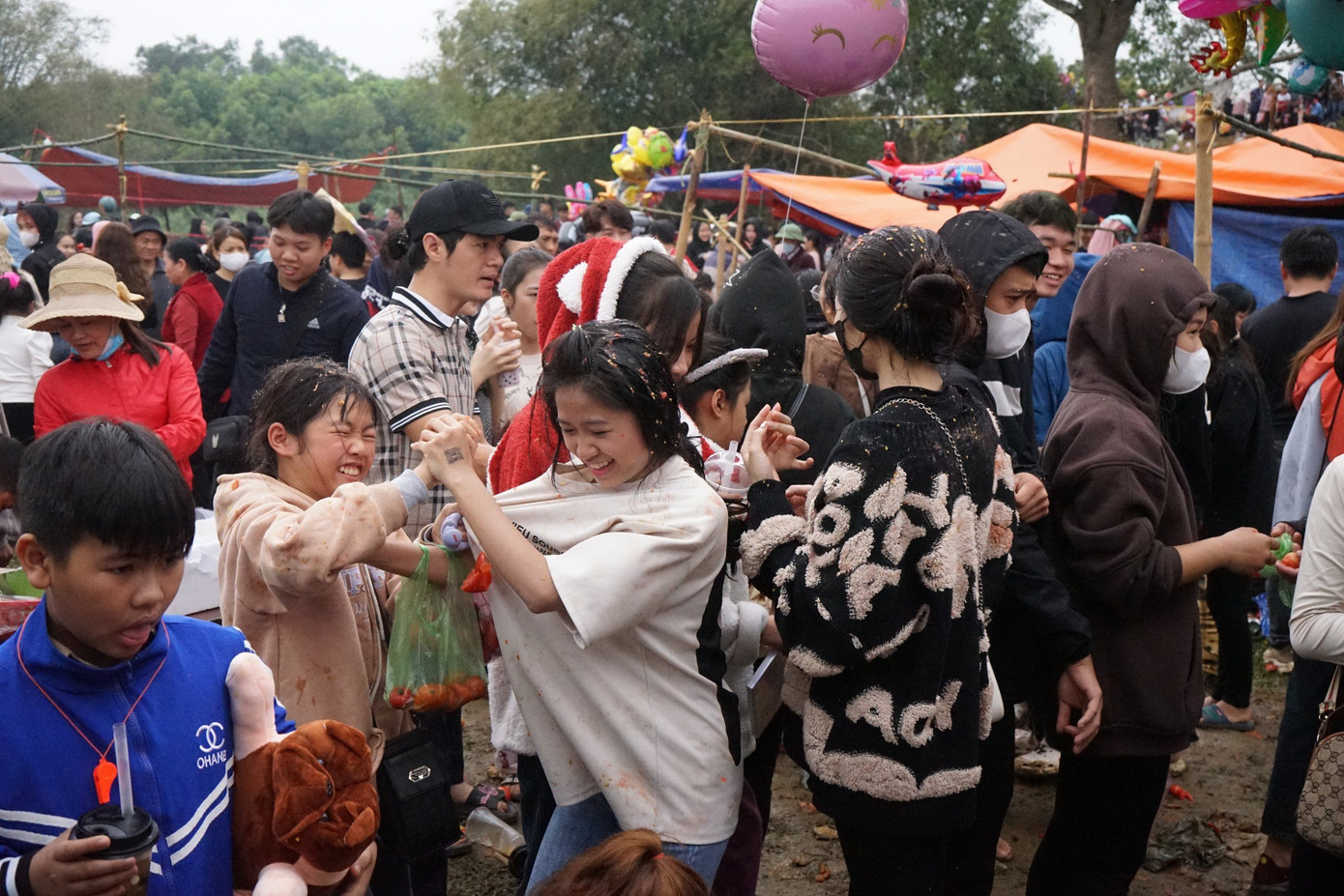 Các bạn trẻ ném cà chua vào người nhau mong được may mắn.