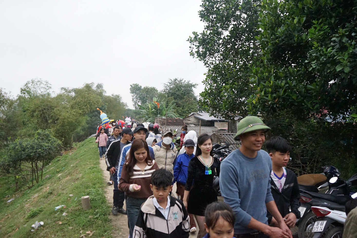 Theo người dân địa phương, chợ Chuộng đã có từ bao đời nay và chỉ diễn ra vào sáng mùng 6 Tết hàng năm bên sông Hoàng, giáp ranh 3 huyện Đông Sơn, Thiệu Hóa và Triệu Sơn.