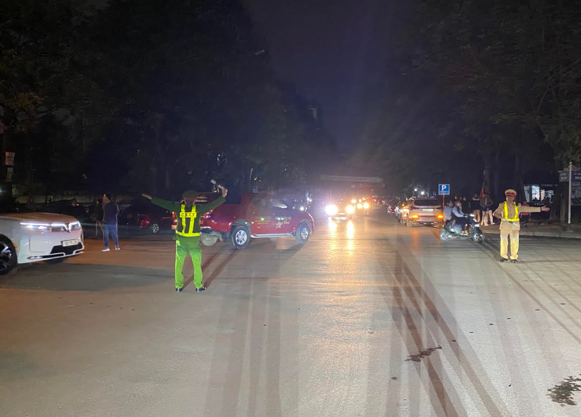 Với tinh thần làm việc “xuyên Tết” lực lượng CSGT luôn có mặt trên các tuyến giao thông trọng điểm để bảo đảm trật tự an toàn giao thông.